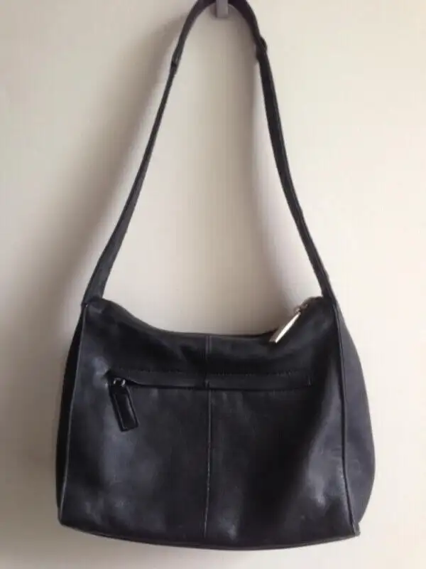 Kenneth Cole Reaction Woman's Black Leather Handbag Purse Bag in Women's - Bags & Wallets in Markham / York Region - Image 4