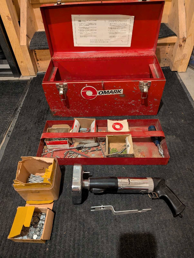 Omark 330 Pneumatic Concrete Nailer with Toolbox in Power Tools in Saskatoon - Image 2