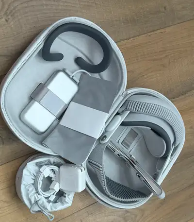 Apple Vision Pro 1TB M2 – Full Kit, Like New Condition, View more