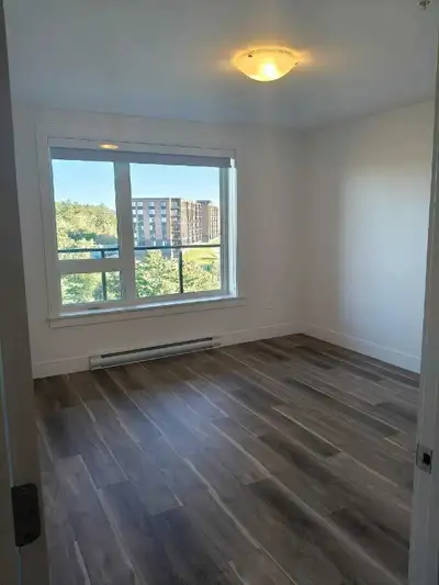 Available large masters bedroom with attached bath in a 2bedroom plus Den apartment– Prime Bedford L...