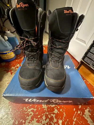 Like New. Only worn around the house and one day outside. Very very warm and comfortable. In the end...