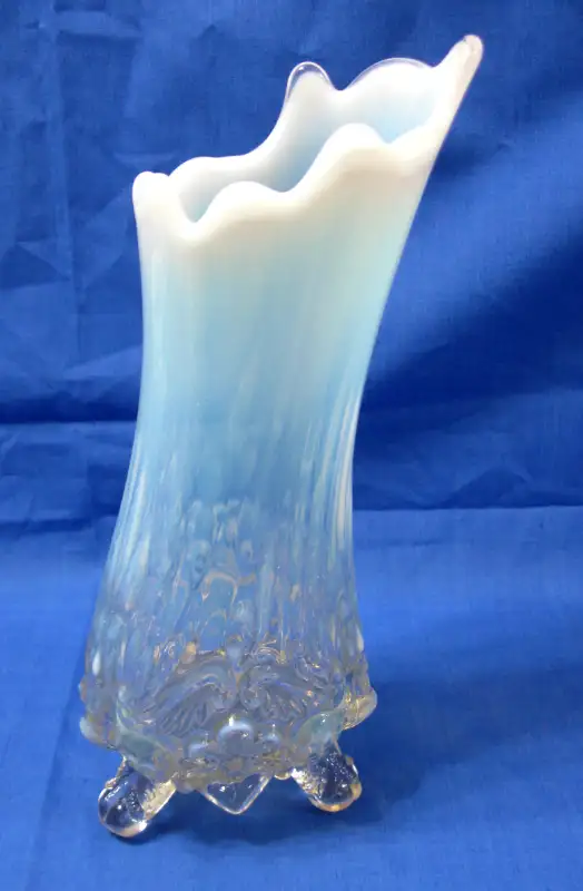 Vase Antique Sowerby  Opalescent "PIASA BIRD" Footed Rose Bowl in Arts & Collectibles in West Island - Image 6