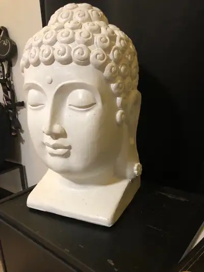 1 table de chevet noir 2 tables de chevets blanche 1 table basse 1 statut bouddha
