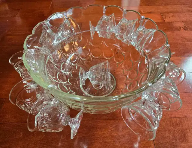 Glass punch bowl with 12 cups and 2 ladles. in Kitchen & Dining Wares in Mississauga / Peel Region - Image 4
