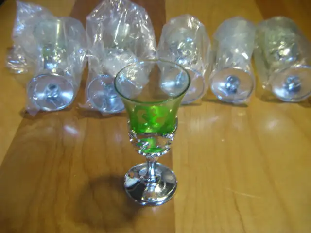 6 petits verres à boisson à pied détachable. in Other in Trois-Rivières - Image 2