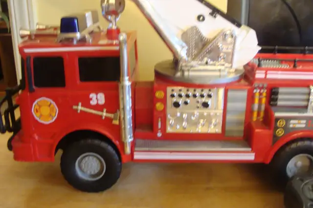 Camion de pompier rouge vif in Toys & Games in Laval / North Shore - Image 4