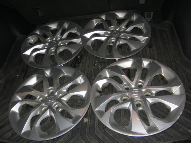 Gorgeous Honda Wheel Covers for steel wheels 16" CIVIC / Accord in Tires & Rims in Edmonton