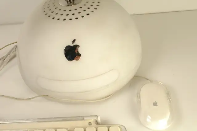 Apple iMac M6498 15” 700Mhz Mac Power PC G4 640 MB RAM 40GB in Desktop Computers in City of Toronto - Image 8