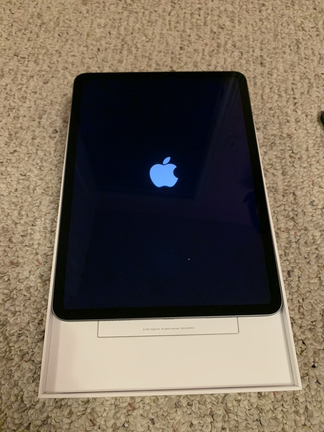 LIKE NEW - Apple iPad Pro 3GEN 128G & Apple Keyboard | iPads & Tablets