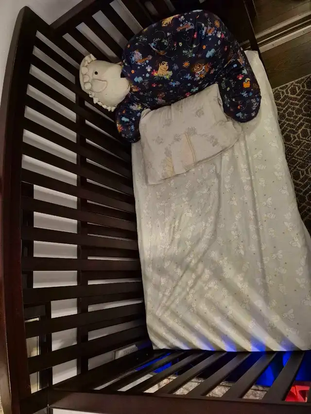 Convertible Crib in Cribs in City of Toronto - Image 2