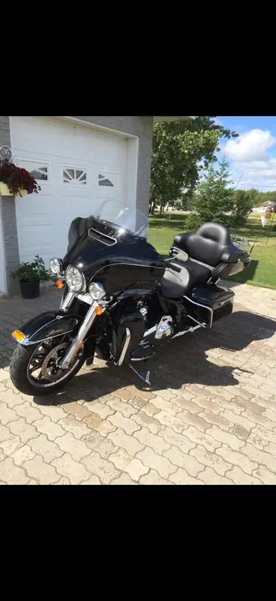 Mint condition, barley used 2015 Ultra Limited Low it has 27,100km, comes with tarp, screaming eagle...