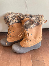 Women's winter boots ( size 6 )