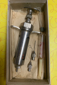  Vintage veterinary syringe. Glass/metal in original box.  l