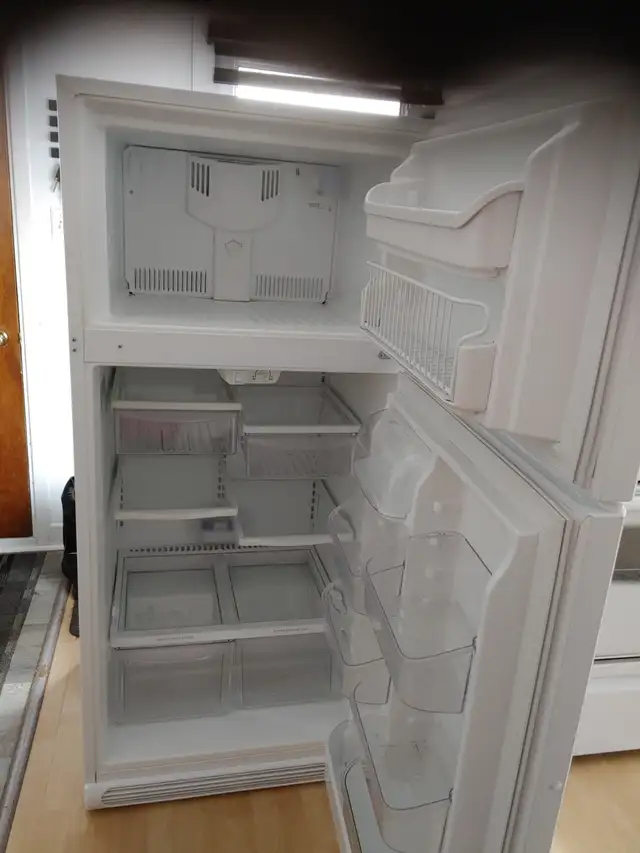 Refrigérateur in Refrigerators in Rimouski / Bas-St-Laurent - Image 3
