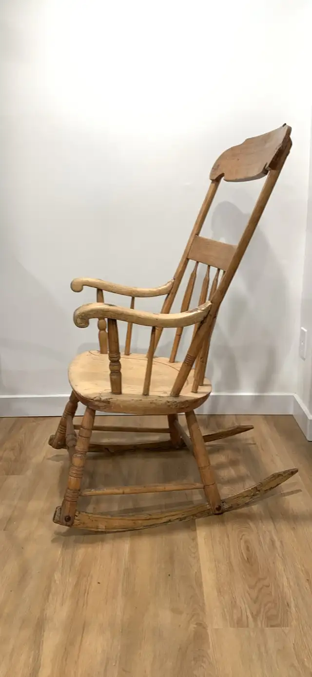 Antique Arrowback Windsor Rocking Chair Boston Rocker Primitive in Chairs & Recliners in Ottawa - Image 4