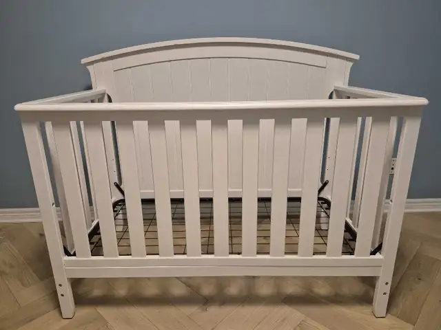 ChildCraft 4 in 1 crib, will through in free cloths in Cribs in London - Image 3