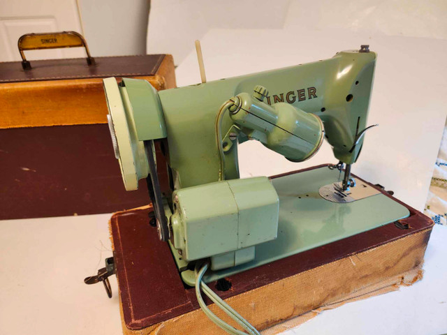 Vintage Singer 185J Sewing Machine Portable Working dans Loisirs et artisanat  à Ottawa - Image 3