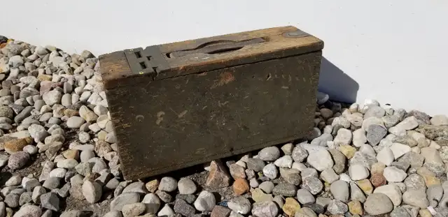 WW1 ammo box M1915 US Army oak brass for Vickers Colt 30 cal mg in Arts & Collectibles in Ottawa - Image 9