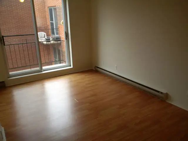 Logement beau 4 1/2 à louer Montréal , tranquille,stationnement in Long Term Rentals in City of Montréal - Image 7