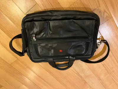Lightly used laptop leather suitcase. Great conditions.