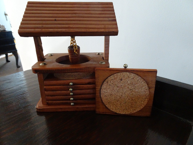 Vintage Coasters Set Wooden Well Wood Drawer Cork Set of 6 Hand dans Art et objets de collection  à Ville de Montréal