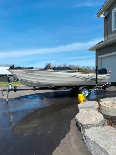 2008 Crestliner Kodiak 16.5' With fully welded aluminum hull. Comes with three seats(not in pics), a...