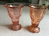 2 vases originaux roses ,neuf ,15$ chaque