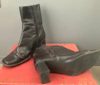Brown Boots Size. 61/2 Zipper side Block heels