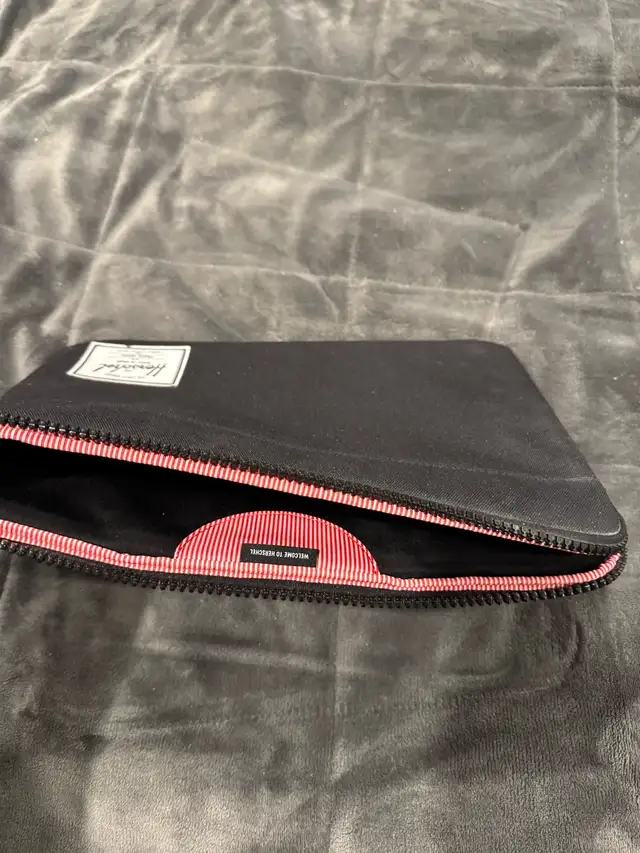 Herschel laptop case  in Laptop Accessories in Markham / York Region - Image 2