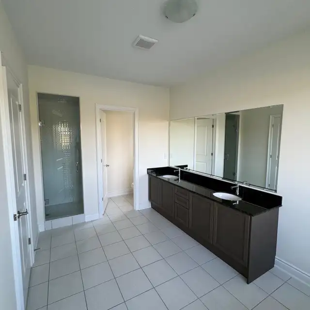 Room for rent in Room Rentals & Roommates in Mississauga / Peel Region - Image 6