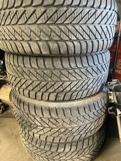 Set of winter tyres in very good condition Good year 225/50/17 .