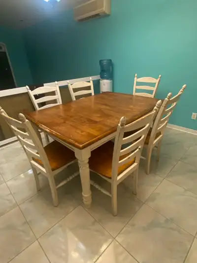 Table de cuisine avec 6 chaises et rallonge Idéal pour un chalet Le tout encore solide mais besoin d...