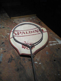 Raquettes de tennis et de badminton.