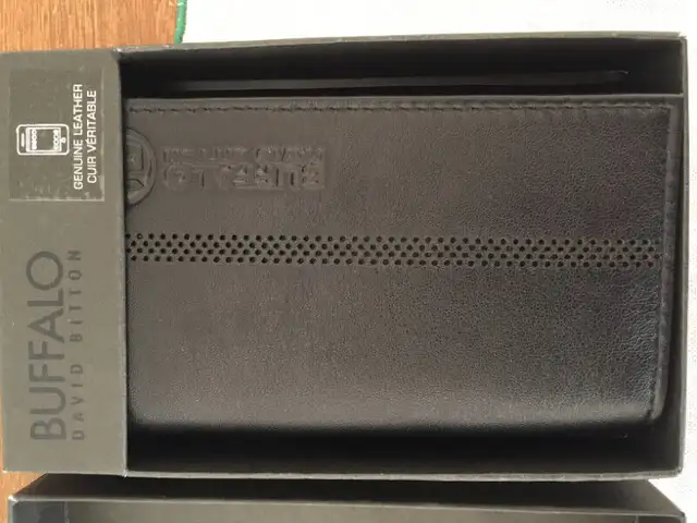 BUFFALO DAVID BITTON MEN'S WALLET WITH SMART PHONE STORAGE in Men's in Downtown-West End - Image 7
