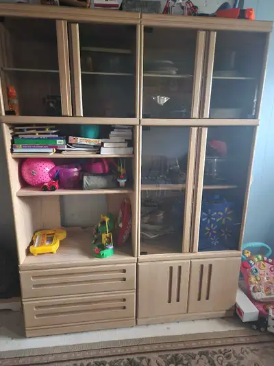 Je vends mon ensemble de meubles de rangement en bois, qui est en bon état général et offre une exce...