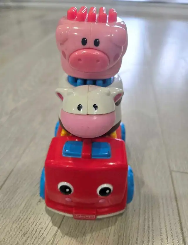 Fisher-Price Fire truck & animal friends Brilliant Basics Shake
