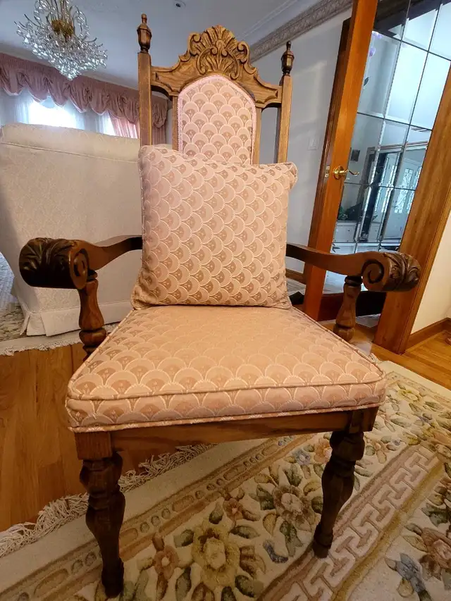 Vintage Solid Wood Dining Room Set with Matching China Cabinet in Dining Tables & Sets in City of Toronto - Image 6