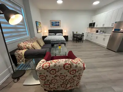 Big studio near Skytrain station and airport