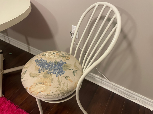 Hauser Parlour Table and 4 wrought iron chairs  in Other Tables in Hamilton - Image 2