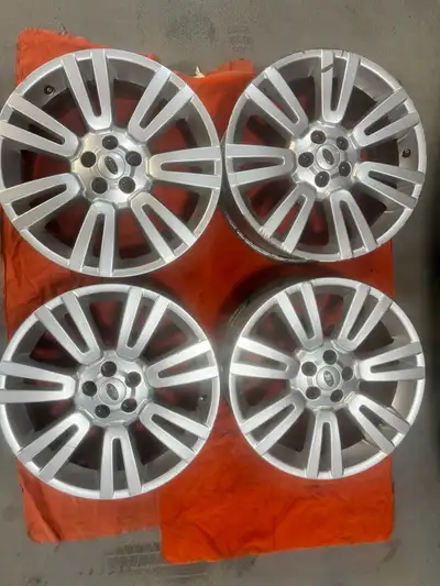Selling a set of 19” Land Rover LR2 Discovery rims. Rims are used but overall good set. 3 rims good...