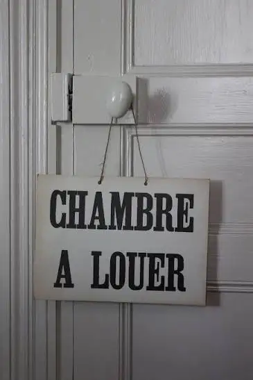 Bonjour! Je suis à la recherche d’une chambre à louer urgent ! Je suis une étudiante de 23 ans , cal...