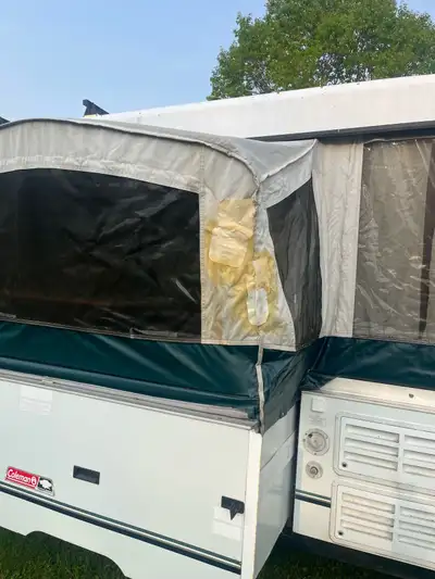 Older pop up camper - Coleman - 2 king-sized beds