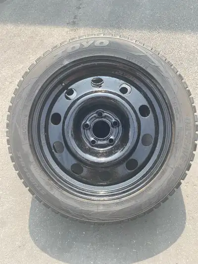 Pneus d’hiver marque Toyo presque neufs 225/50/17 Installés sur des jantes gratuites en acier patern...