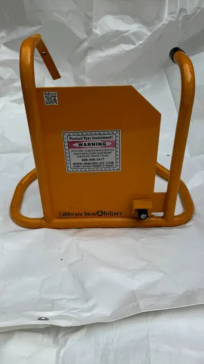 This CALIFORNIA IMMOBILIZER is like new with two keys. Fits 14 and 15 inch wheels with 9 inch width....