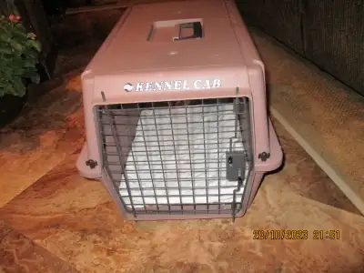 Cat/small dog pet carrier in good condition. (Kincardine)