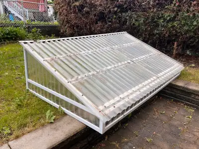 Abris avec poteaux de fixation Idéal pour couvrir cage d’escalier 224cm Long 128cm Prof 64cm hauteur