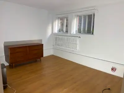 H3T 1L6, Lacombe, Montreal DISPONIBLE/ AVAILABLE NOW (english message will follow) 3 ½ demi-sous-sol...