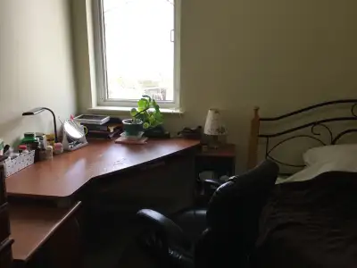A private room for a single person. Close to bus stop, grocery, school. You will share the house wit...