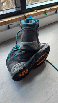 Womens Columbia tracking choes US 7.5 