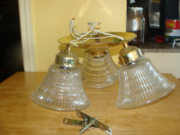 Luminaire suspendu, en métal doré avec trois globes en verre
